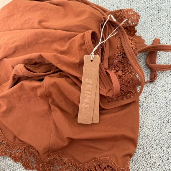 Skims fit everybody lace slip dress in bronze NWT - Picture 5 of 5